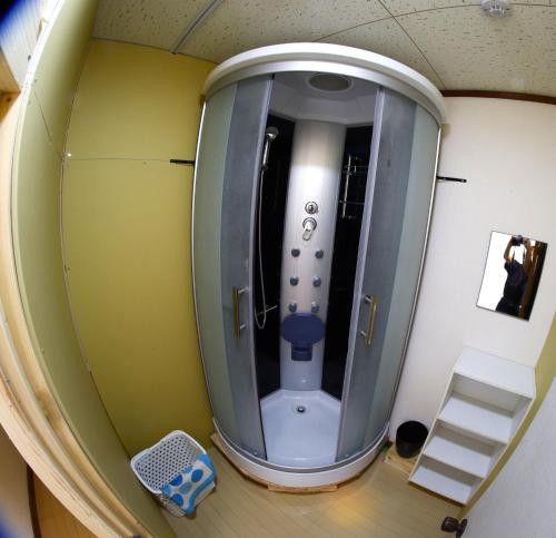 a small bathroom with a walk in shower at Minpakushisetsu Nipopo - Vacation STAY 19562 in Fukagawa