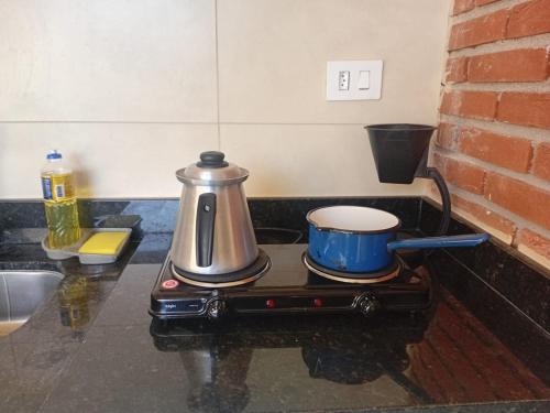 ペルイベにあるSuíte no Jardimの湯沸かしポット