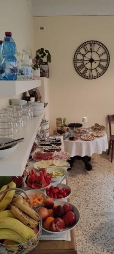 a buffet with many different types of fruits and vegetables at La Villa degli Orti in Borgo
