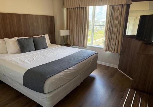 a bedroom with a large bed and a window at The Point Hotel & Suites - 503 Luxury - Pool view - Close to Universal in Orlando