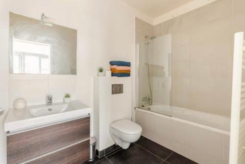 une salle de bain avec toilettes, baignoire et lavabo dans l'établissement Beautiful apartment with terrace in Paris 8, à Paris