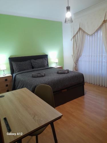 a bedroom with a bed and a table in it at Marcio's Home in Fernao Ferro