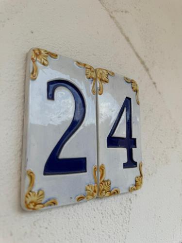 a plaque with the number twenty four on a wall at Moselgold Apartment in Zeltingen-Rachtig