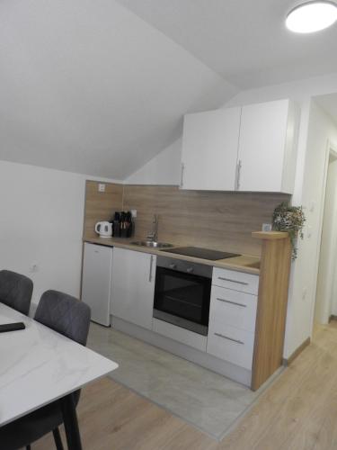 Köök või kööginurk majutusasutuses Apartmani Kaić