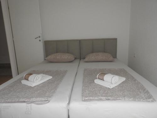 En eller flere senge i et værelse på Apartmani Kaić