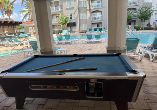 Meja biliard di The Point Hotel & Suites - 604 Luxury - Close to Universal - Attraction Views near Orange County Convention Center
