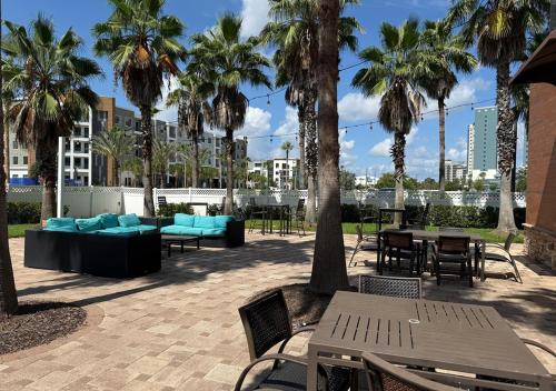 Kolam renang di atau dekat dengan The Point Hotel & Suites - 604 Luxury - Close to Universal - Attraction Views near Orange County Convention Center