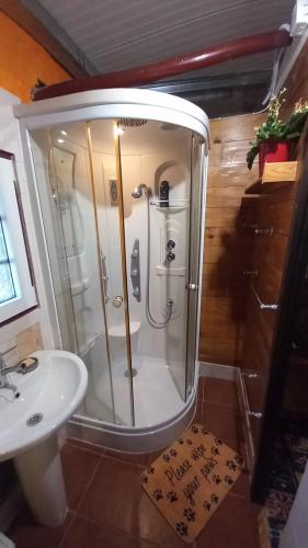 a bathroom with a shower and a sink at Vila do Covil in Tomar