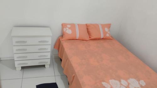 Giường trong phòng chung tại Descanso Perto do Mar