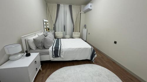 Un dormitorio blanco con una cama y una ventana. en Dimer country 27, en Beylikduzu