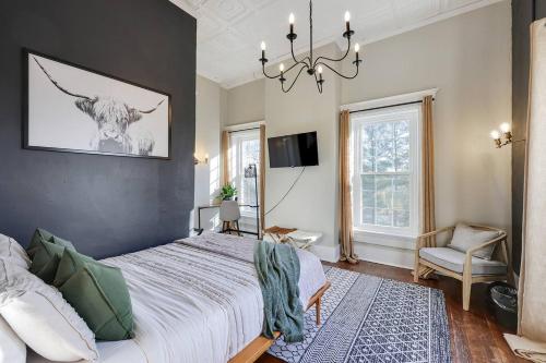 Ένα ή περισσότερα κρεβάτια σε δωμάτιο στο 909 & Vine Photo Worthy Home With Pool