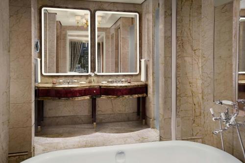 Ένα μπάνιο στο The St. Regis Singapore