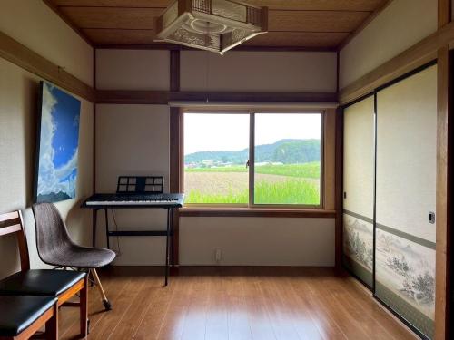 a room with a large window and a piano at 8co - Vacation STAY 69979v in Chino