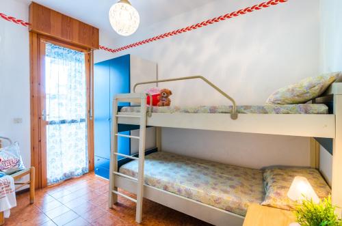 ビビオーネにあるResidence Sabrinaのベッドルーム1室(二段ベッド2台、窓付)が備わります。