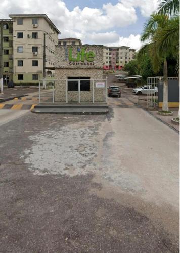 Un estacionamiento vacío frente a un edificio en Apartamento Life COP30, en Castanhal