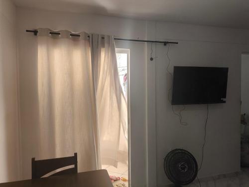sala de estar con TV y cortina en Apartamento Life COP30, en Castanhal