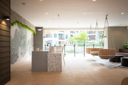 Χώρος καθιστικού στο Casita Longhorn Near Q2, Domain - Pool Access