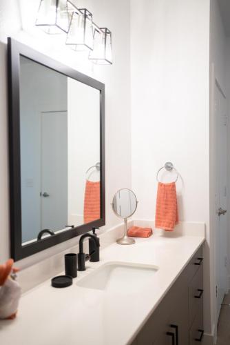 Φωτογραφία από το άλμπουμ του Casita Longhorn Near Q2, Domain - Pool Access στο Ώστιν