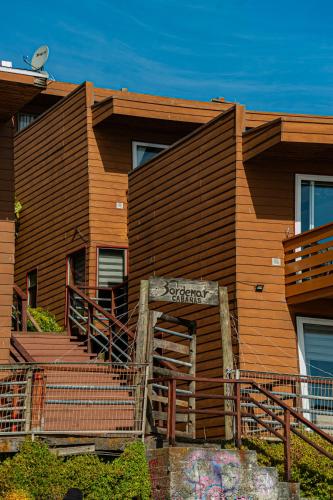 a wooden building with stairs in front of it at Cabañas Bordemar Habitaciones para 2 y 3, Cabañas para 4 y 5 huéspedes in Tomé