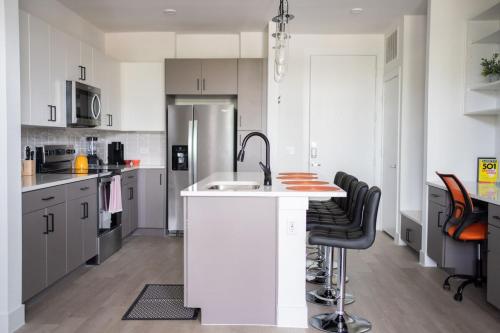 Η κουζίνα ή μικρή κουζίνα στο Casita Longhorn Near Q2, Domain - Pool Access