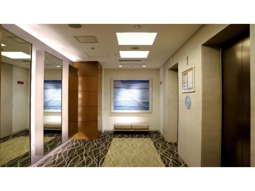 大阪市にあるSmile Hotel Osaka Yotsubashi - Vacation STAY 73550vの壁画事務所廊下