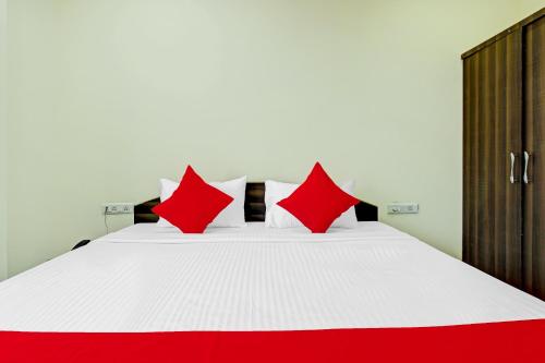 Postel nebo postele na pokoji v ubytování Hotel O Adhin Residency