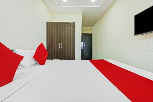 Postel nebo postele na pokoji v ubytování Hotel O Adhin Residency