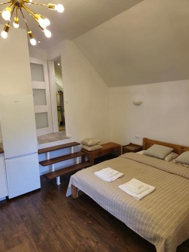 a bedroom with a bed with two towels on it at Siedlisko Po Kolei - blisko Kazimierza Dolnego in Głusko Duże