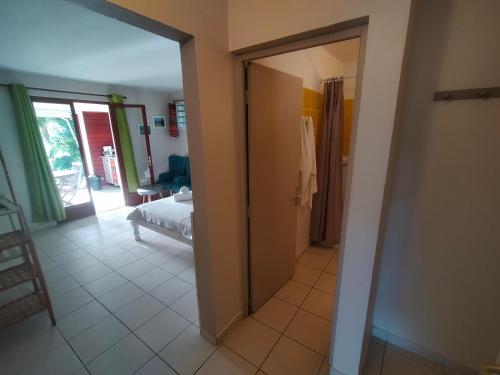 Voodi või voodid majutusasutuse Ti Village Creole toas