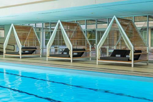 a swimming pool with two beds next to a pool at Sheraton Boston Hotel in Boston