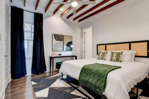 Una cama o camas en una habitación de Charming Stay In Lower Garden District