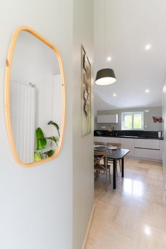 - une salle à manger avec un miroir et une table dans l'établissement Les Sorbiers & spa, à Saint-Avertin
