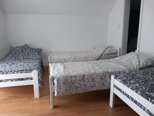 a bedroom with two twin beds in a room at Tri šešira Ljubovija in Ljubovija