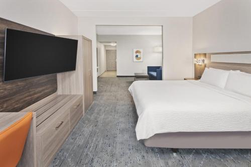 Televisyen dan/atau pusat hiburan di Holiday Inn Express & Suites Chicago West-O'Hare Arpt Area by IHG