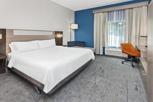 Katil atau katil-katil dalam bilik di Holiday Inn Express & Suites Chicago West-O'Hare Arpt Area by IHG