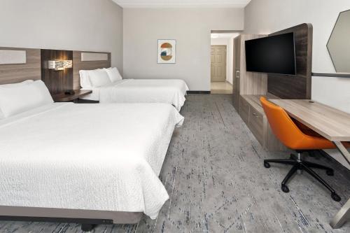 Katil atau katil-katil dalam bilik di Holiday Inn Express & Suites Chicago West-O'Hare Arpt Area by IHG