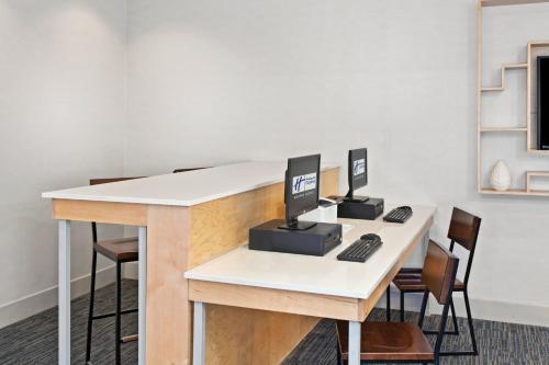 Televisyen dan/atau pusat hiburan di Holiday Inn Express & Suites Chicago West-O'Hare Arpt Area by IHG