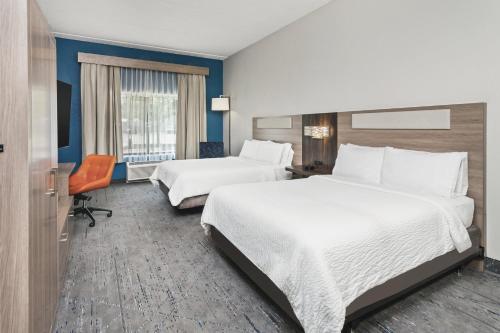Katil atau katil-katil dalam bilik di Holiday Inn Express & Suites Chicago West-O'Hare Arpt Area by IHG