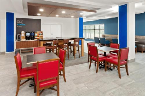 Restoran atau tempat lain untuk makan di Holiday Inn Express & Suites Chicago West-O'Hare Arpt Area by IHG