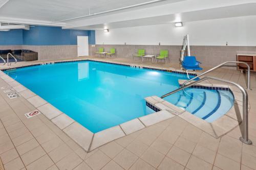 Kolam renang di atau dekat dengan Holiday Inn Express & Suites Chicago West-O'Hare Arpt Area by IHG