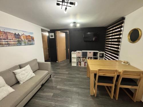 メキシコシティにあるDepartamento a 5 minutos del Estadio GNPのソファとテーブルのあるリビングルーム