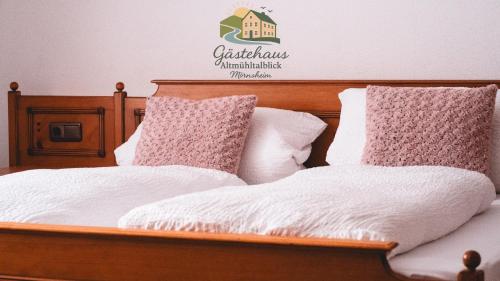 Postel nebo postele na pokoji v ubytování Gästehaus Altmühltalblick Mörnsheim
