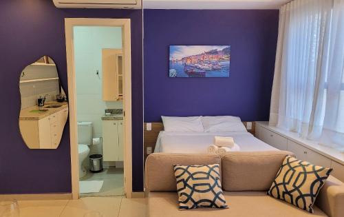a small bedroom with a bed and a couch at Blend Coliving One - 2b in Ribeirão Preto