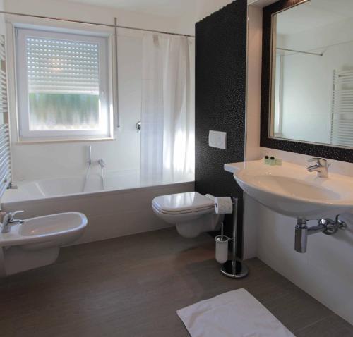 A bathroom at Residence Rivachiara (check-in at Hotel Riviera in Viale Rovereto, 95)