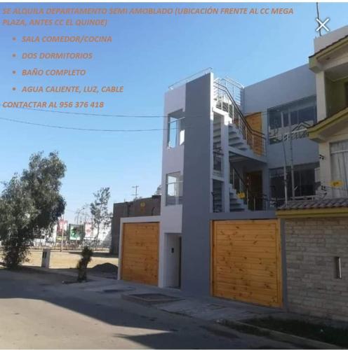 ein Gebäude mit einer Seitentreppe in der Unterkunft Departamento Frente al Cc Mega plaza - Ica in Ica