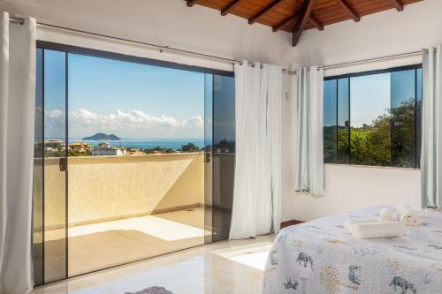 ブジオスにあるCasa da Bravaのベッドがあり海が見える寝室