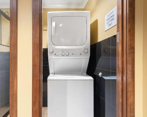 a television on top of a toilet in a room at Best Western Plus Columbia River Hotel in Trail
