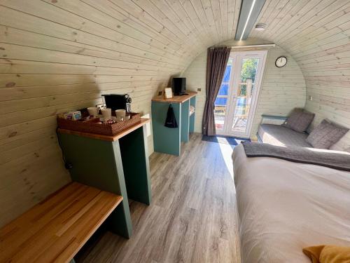 Letto o letti in una camera di 60 Mile Inn - Luxury Pods with Hot Tubs