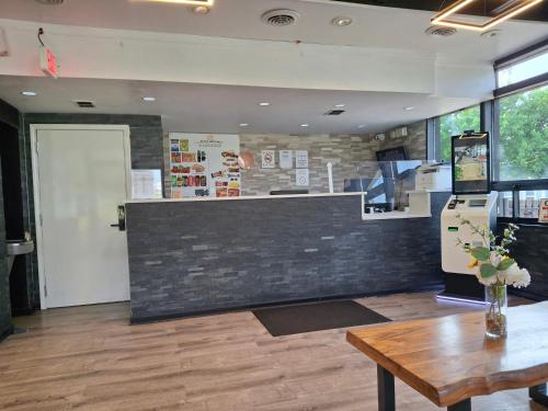 ein Restaurant mit Theke und Holztisch in der Unterkunft Hotel Weston in Rockford
