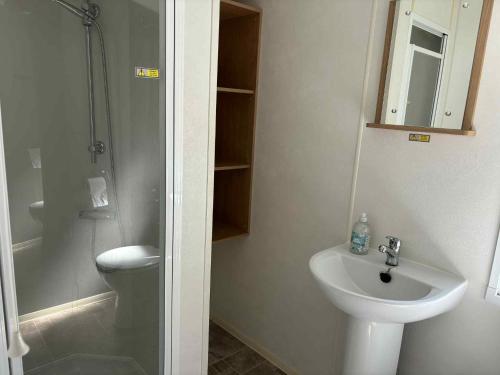 Phòng tắm tại The Pines Caravan at Newquay Holiday Park